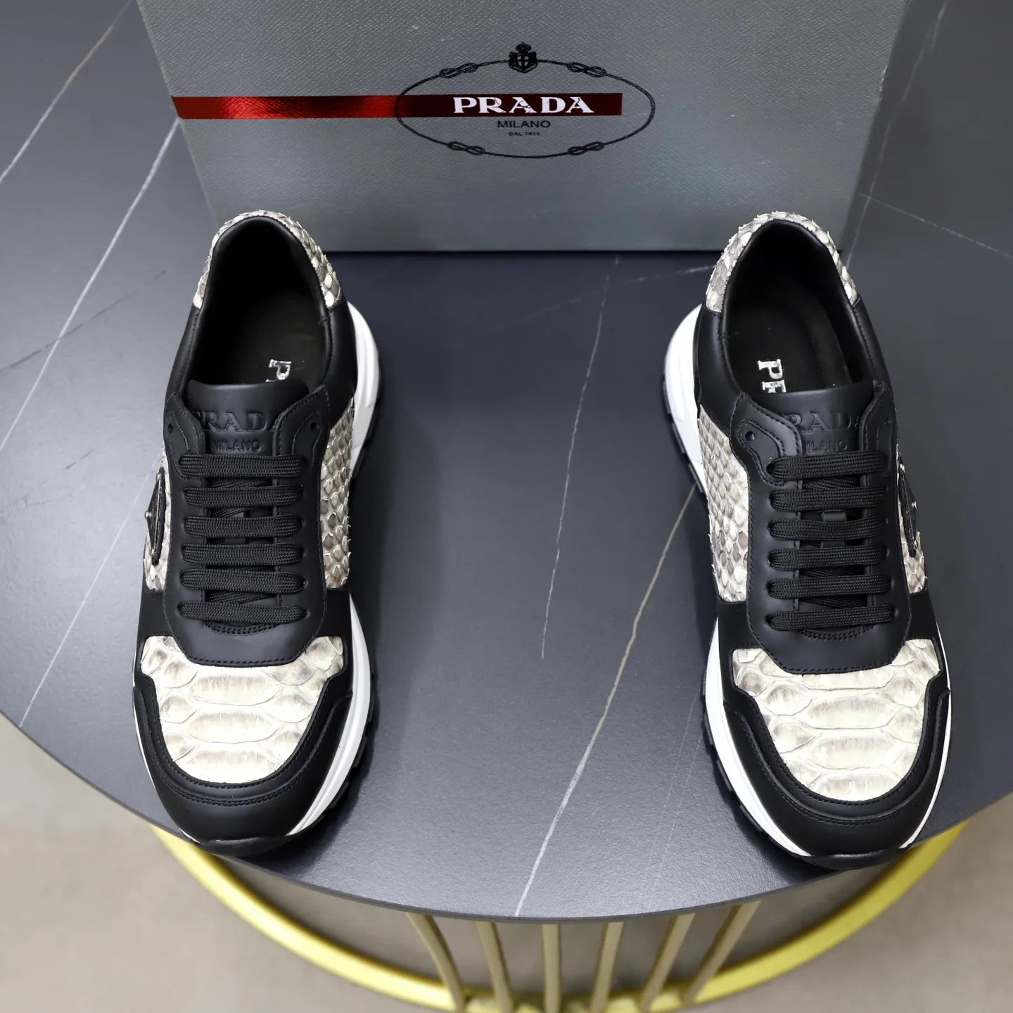 Factory price: 600💰Cow leather lining Brand: PRADA (Prada) Standard code: Men's size 38/44 (45 can be customized) Grade: Same as the official website Material: Original cowhide splicing imported cowhide lining Original combination two-color wear-resistant soft outsole Style category: Leisure and sports version Young fashion European and American trend British style Color: Real picture color